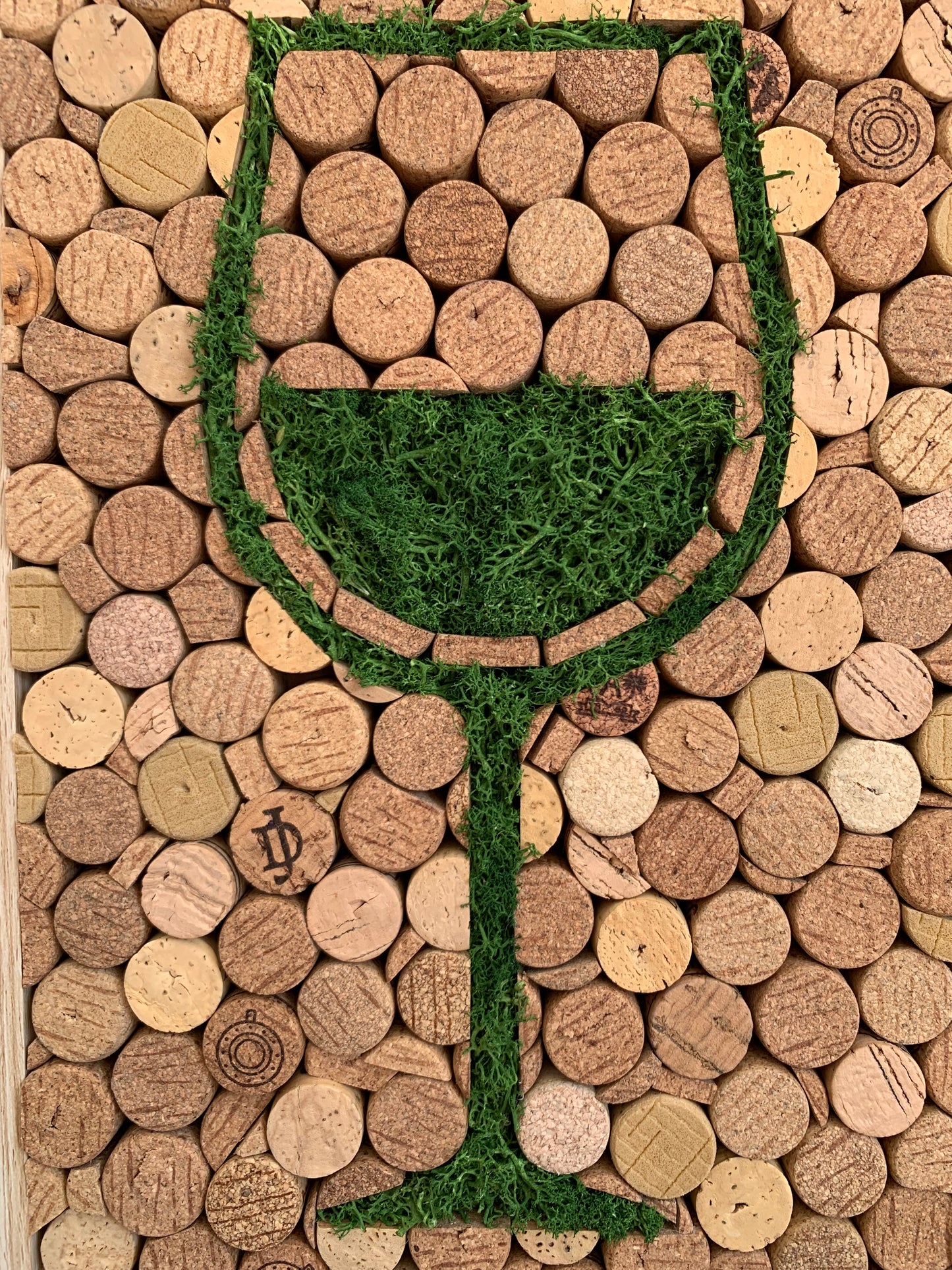 Tableau en bouchons de liège et mousse végétale « Verre de vin »