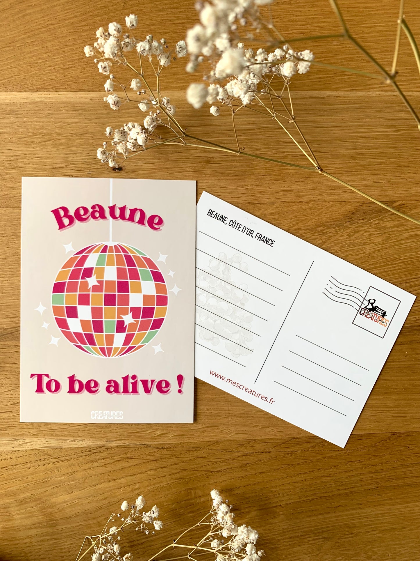 Illustration d’une boule disco 🪩 et un message associé ou Beaune remplace Born dans Born to be alive