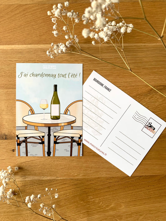 Illustration d’une table de bistrot sur laquelle est posée une bouteille et un verre de chardonnay, avec comme message « J’ai chardonnay (en référence à charbonné) tout l’été »
