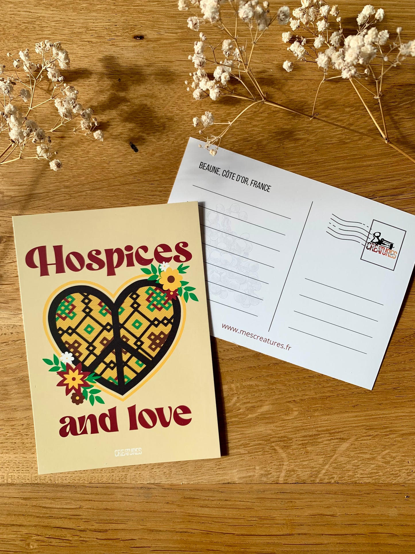 Jeu de mot avec Hospices et peace and love. L’illustration reprend les codes du motif du toit des hospices de Beaune.