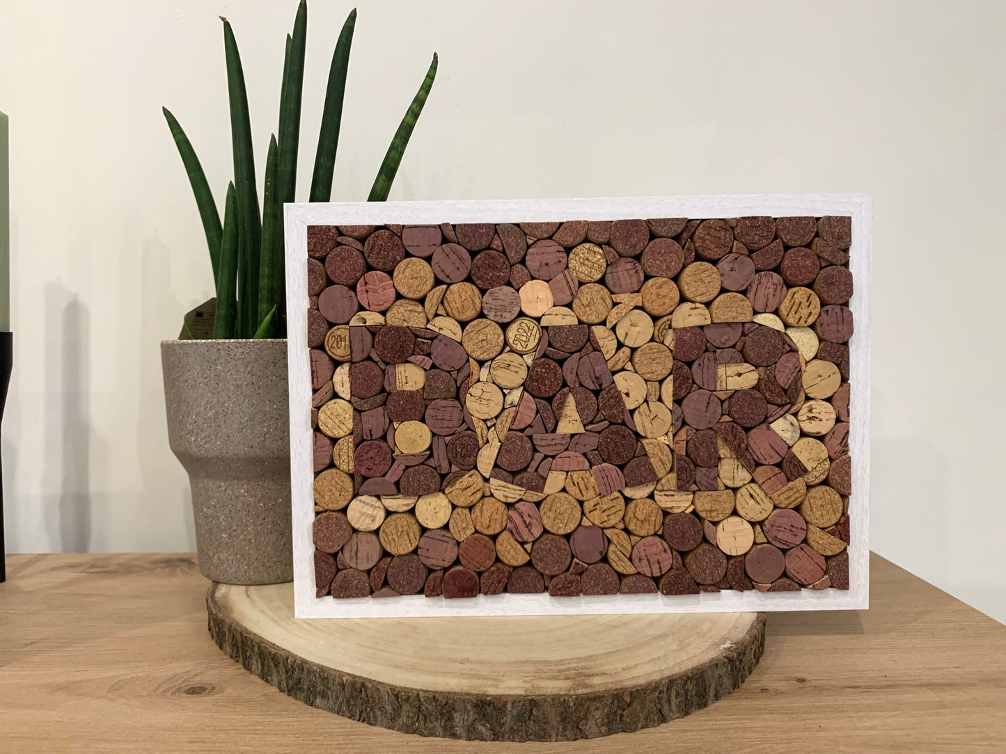 Tableau en bouchons de liège formant le mot Bar