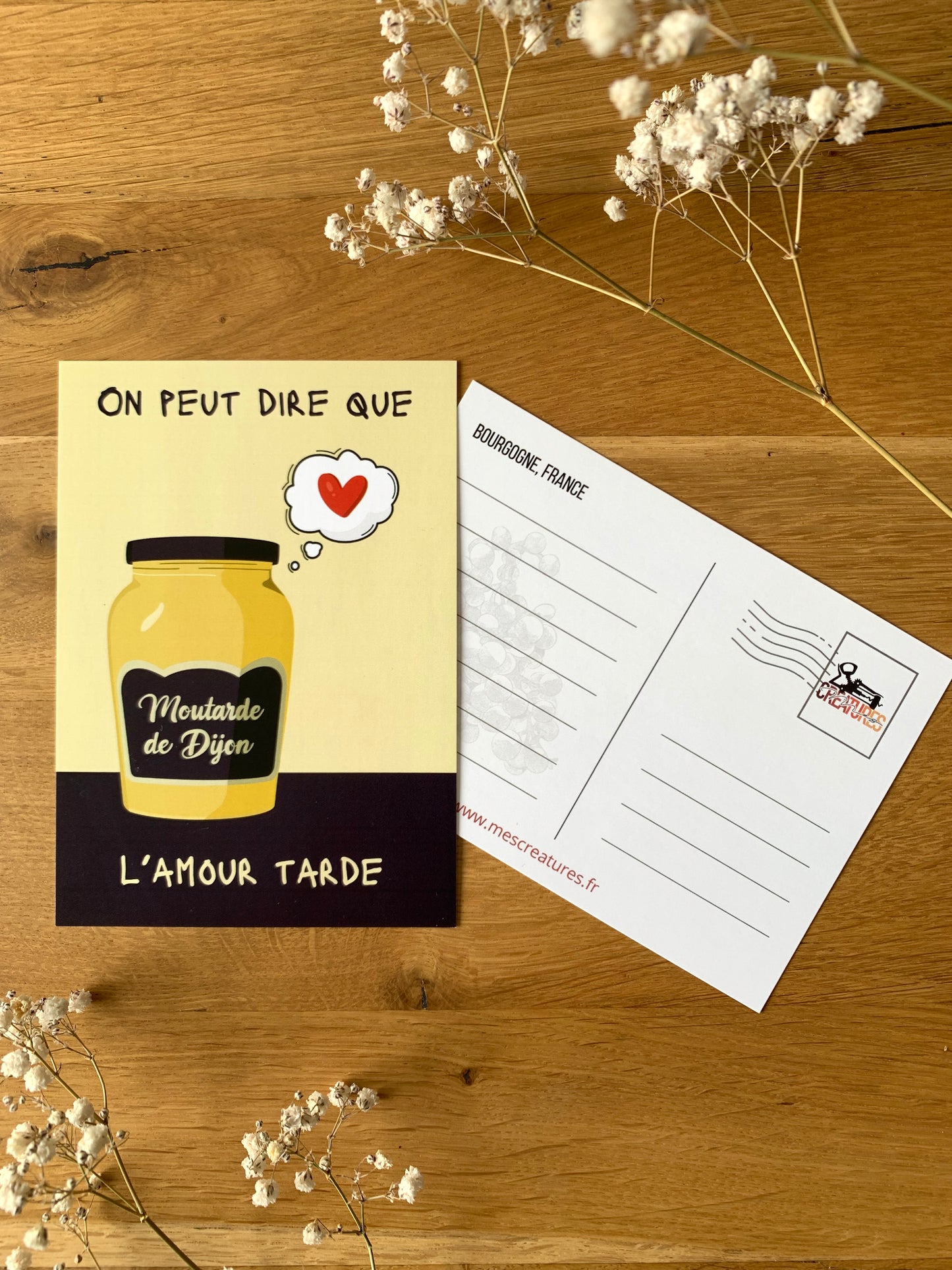 Carte postale humoristique avec un jeu de mot entre moutarde et l’amour tarde