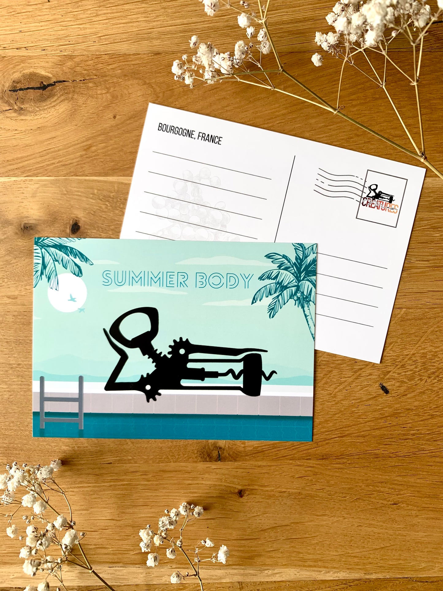Carte postale humoristique d’un personnage tire bouchon au bord d’une piscine